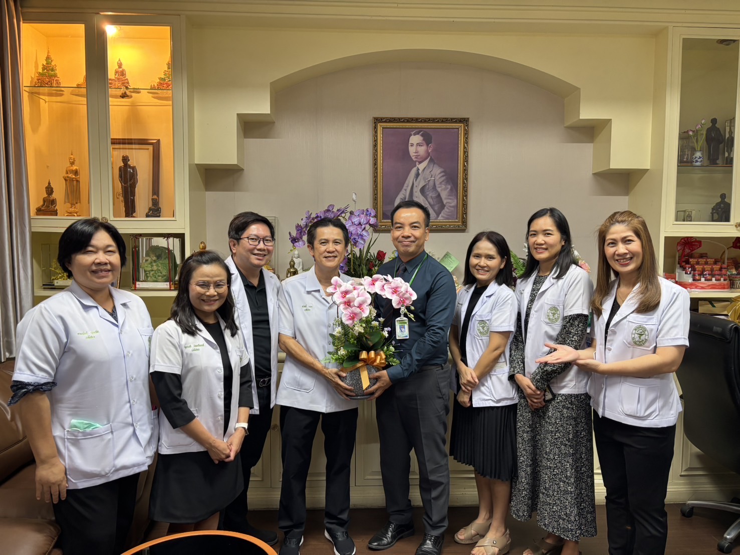 แสดงความยินดีกับ นายแพทย์ถนอมศิลป์ ก้านมะลิ